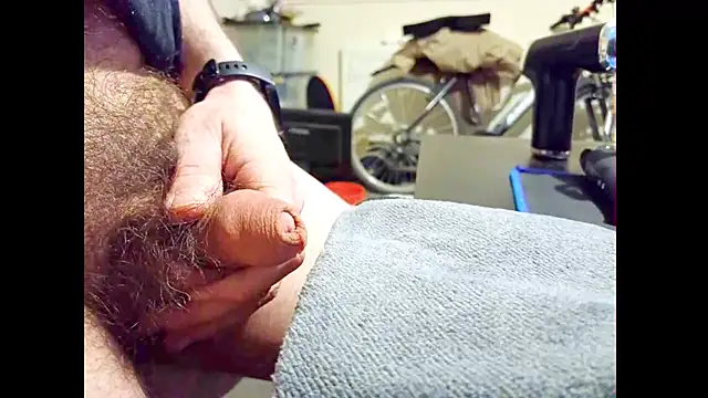 hairyuncut00 online show from April 27, 2026, 8:18 pm