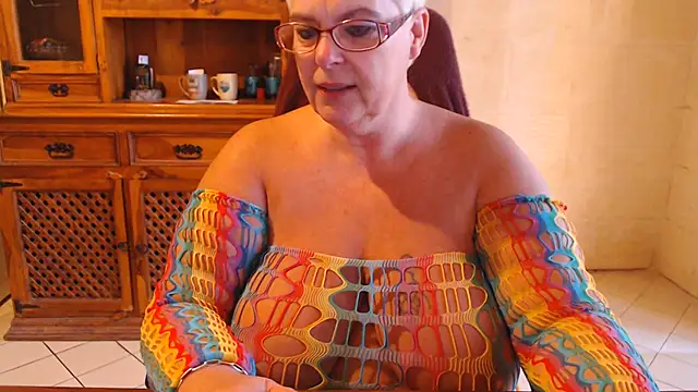 MISS LINDAH online show from July 17, 2026, 5:15 am