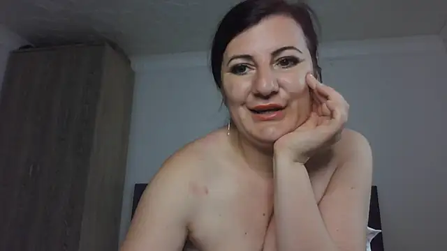 Snapshot of Naughtyredd chatting on May 28, 2026, 8:33 am Naughtyredd online show from May 28, 2026, 8:33 am