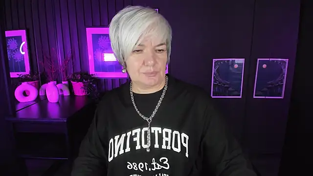 CarmenSoft online show from November 7, 2025, 8:24 pm