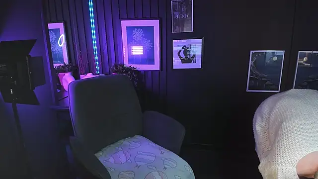 CarmenSoft online show from November 4, 2025, 8:23 pm