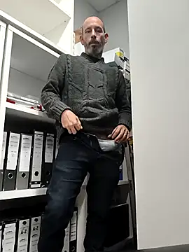 207RCCam online show from November 14, 2025, 2:54 pm