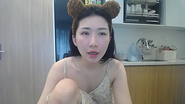 Asiagirll online show from May 6, 2026, 3:21 am