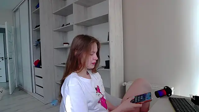 CindyJonson online show from July 6, 2026, 8:43 am