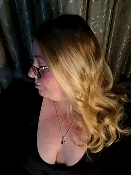 Snapshot of Iceprincess2bad4u chatting on June 18, 2026, 6:02 pm Iceprincess2bad4u online show from June 18, 2026, 6:02 pm