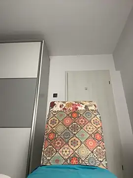 snow flakee online show from September 18, 2025, 4:04 am