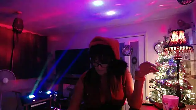 Snapshot of COUPLE4VOYEUR01 chatting on December 20, 2025, 8:01 pm COUPLE4VOYEUR01 online show from December 20, 2025, 8:01 pm