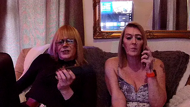 Snapshot of COUPLE4VOYEUR01 chatting on April 4, 2026, 6:14 pm COUPLE4VOYEUR01 online show from April 4, 2026, 6:14 pm