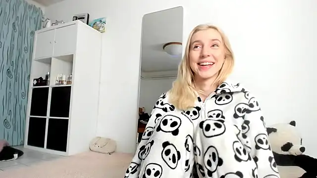 Snapshot of KenzieDawton chatting on November 6, 2025, 4:49 am KenzieDawton online show from November 6, 2025, 4:49 am