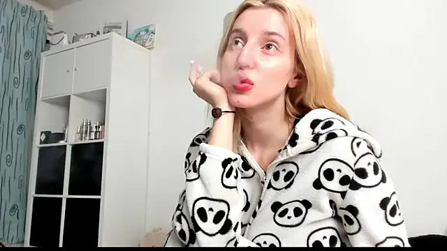 Snapshot of KenzieDawton chatting on March 23, 2025, 6:58 am KenzieDawton online show from March 23, 2025, 6:58 am