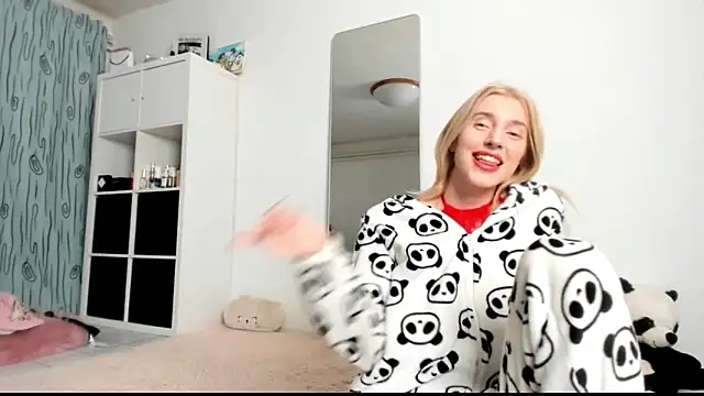 Snapshot of KenzieDawton chatting on January 23, 2025, 5:13 am KenzieDawton online show from January 23, 2025, 5:13 am