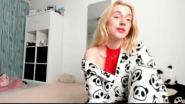 Snapshot of KenzieDawton chatting on February 9, 2025, 5:19 am KenzieDawton online show from February 9, 2025, 5:19 am