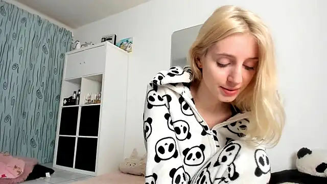 Snapshot of KenzieDawton chatting on October 9, 2025, 6:14 am KenzieDawton online show from October 9, 2025, 6:14 am