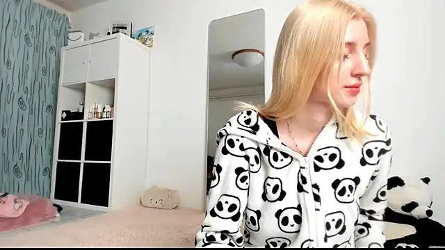 Snapshot of KenzieDawton chatting on February 3, 2025, 5:29 am KenzieDawton online show from February 3, 2025, 5:29 am