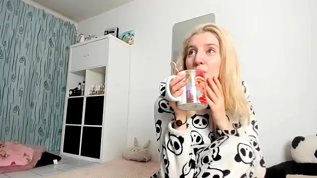 Snapshot of KenzieDawton chatting on October 11, 2025, 6:03 am KenzieDawton online show from October 11, 2025, 6:03 am