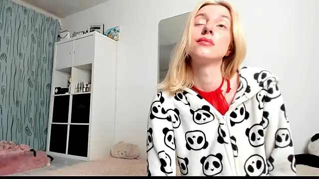 Snapshot of KenzieDawton chatting on March 21, 2025, 4:49 am KenzieDawton online show from March 21, 2025, 4:49 am