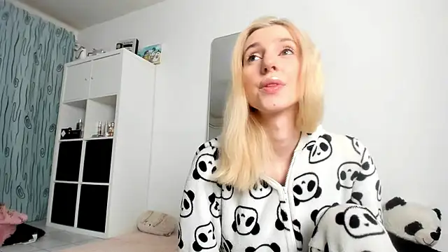 Snapshot of KenzieDawton chatting on November 12, 2025, 4:27 am KenzieDawton online show from November 12, 2025, 4:27 am