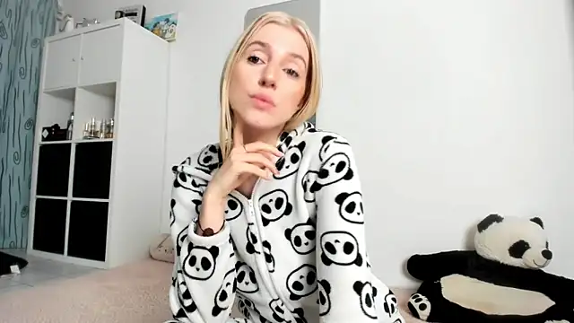 Snapshot of KenzieDawton chatting on October 26, 2025, 4:24 am KenzieDawton online show from October 26, 2025, 4:24 am