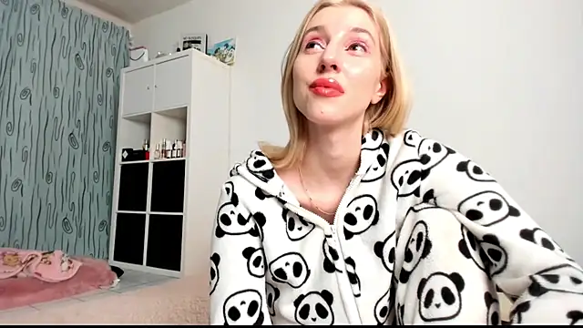 Snapshot of KenzieDawton chatting on January 27, 2025, 5:14 am KenzieDawton online show from January 27, 2025, 5:14 am