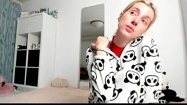 Snapshot of KenzieDawton chatting on February 24, 2025, 6:16 am KenzieDawton online show from February 24, 2025, 6:16 am