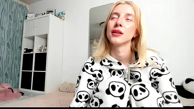 Snapshot of KenzieDawton chatting on March 15, 2025, 4:57 am KenzieDawton online show from March 15, 2025, 4:57 am