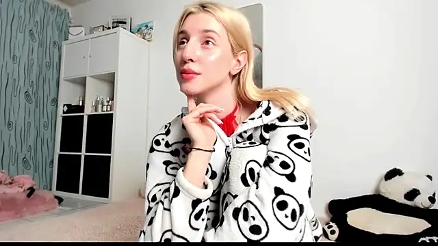 Snapshot of KenzieDawton chatting on February 23, 2025, 5:56 am KenzieDawton online show from February 23, 2025, 5:56 am