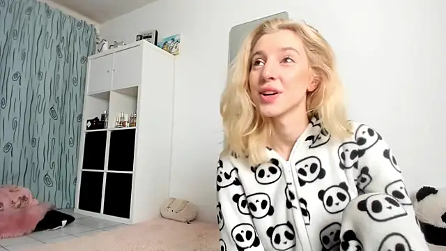 Snapshot of KenzieDawton chatting on November 2, 2025, 4:39 am KenzieDawton online show from November 2, 2025, 4:39 am