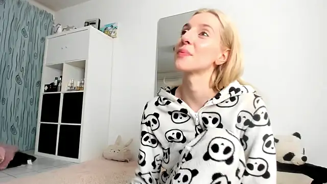 Snapshot of KenzieDawton chatting on October 8, 2025, 5:42 am KenzieDawton online show from October 8, 2025, 5:42 am