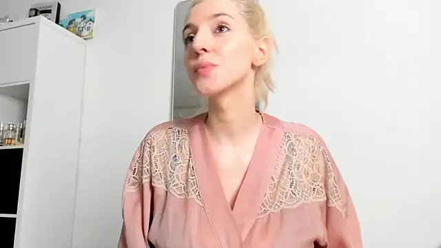 Snapshot of KenzieDawton chatting on October 2, 2025, 1:47 pm KenzieDawton online show from October 2, 2025, 1:47 pm