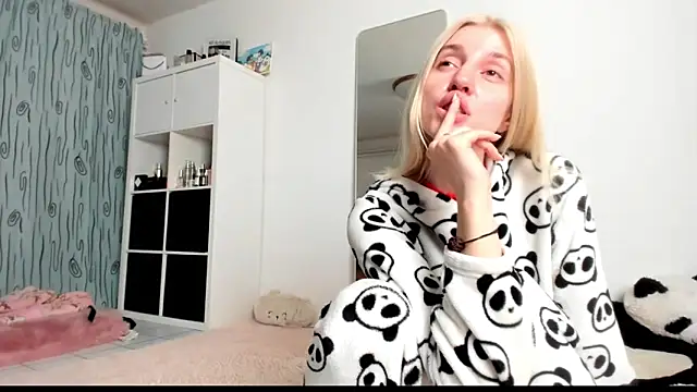 Snapshot of KenzieDawton chatting on February 27, 2025, 5:07 am KenzieDawton online show from February 27, 2025, 5:07 am