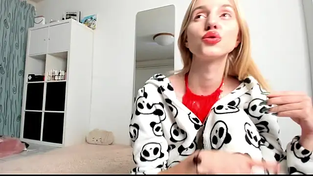 Snapshot of KenzieDawton chatting on January 24, 2025, 4:59 am KenzieDawton online show from January 24, 2025, 4:59 am