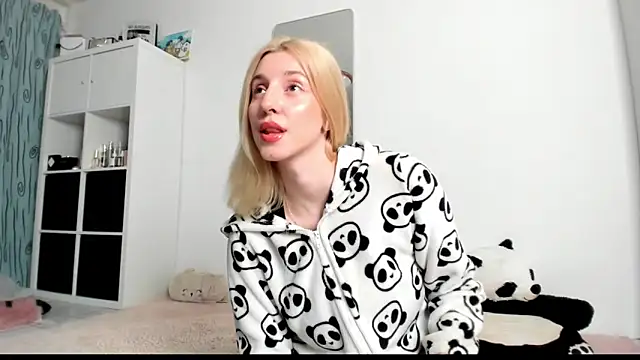 Snapshot of KenzieDawton chatting on March 12, 2025, 8:08 am KenzieDawton online show from March 12, 2025, 8:08 am