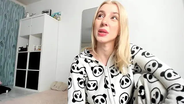 Snapshot of KenzieDawton chatting on November 24, 2025, 4:23 am KenzieDawton online show from November 24, 2025, 4:23 am