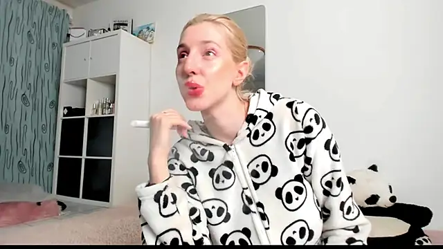 Snapshot of KenzieDawton chatting on March 9, 2025, 7:12 am KenzieDawton online show from March 9, 2025, 7:12 am