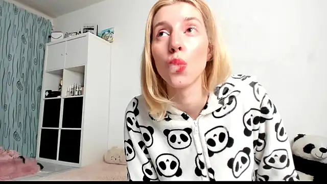 Snapshot of KenzieDawton chatting on March 16, 2025, 5:03 am KenzieDawton online show from March 16, 2025, 5:03 am