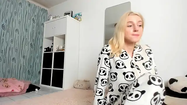 Snapshot of KenzieDawton chatting on October 6, 2025, 7:58 pm KenzieDawton online show from October 6, 2025, 7:58 pm