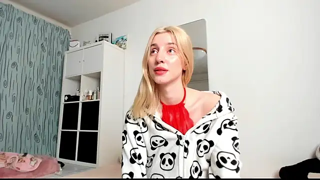 Snapshot of KenzieDawton chatting on February 8, 2025, 5:29 am KenzieDawton online show from February 8, 2025, 5:29 am