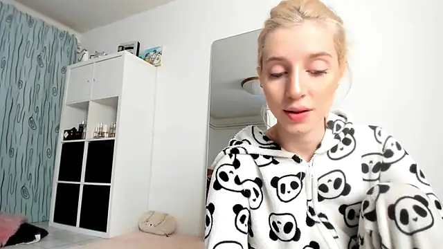 Snapshot of KenzieDawton chatting on November 7, 2025, 4:39 am KenzieDawton online show from November 7, 2025, 4:39 am