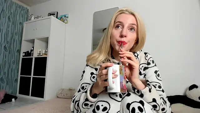 Snapshot of KenzieDawton chatting on October 5, 2025, 7:54 am KenzieDawton online show from October 5, 2025, 7:54 am