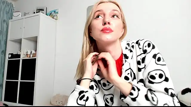 Snapshot of KenzieDawton chatting on February 5, 2025, 5:09 am KenzieDawton online show from February 5, 2025, 5:09 am