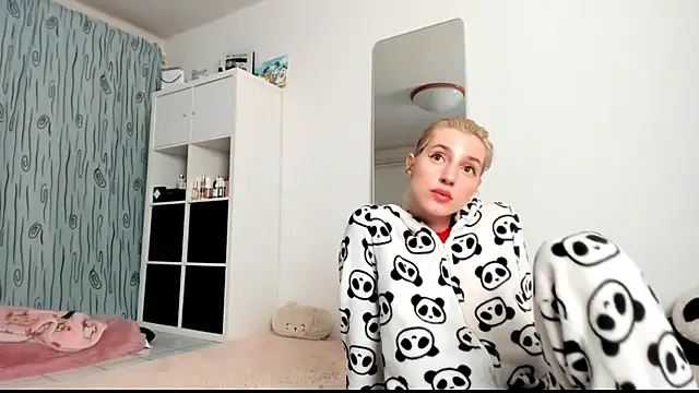 Snapshot of KenzieDawton chatting on February 6, 2025, 5:03 am KenzieDawton online show from February 6, 2025, 5:03 am