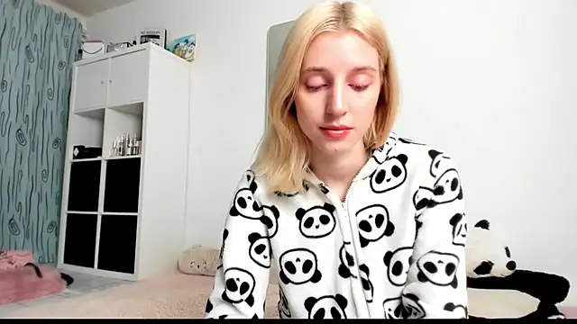 Snapshot of KenzieDawton chatting on March 14, 2025, 4:54 am KenzieDawton online show from March 14, 2025, 4:54 am