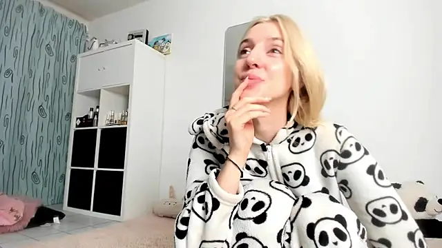 Snapshot of KenzieDawton chatting on October 10, 2025, 6:03 am KenzieDawton online show from October 10, 2025, 6:03 am