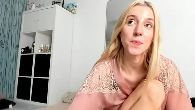 Snapshot of KenzieDawton chatting on September 22, 2025, 8:48 pm KenzieDawton online show from September 22, 2025, 8:48 pm