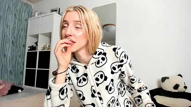 Snapshot of KenzieDawton chatting on October 16, 2025, 7:05 am KenzieDawton online show from October 16, 2025, 7:05 am