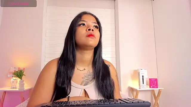 SophiaaStone online show from April 22, 2026, 11:39 am
