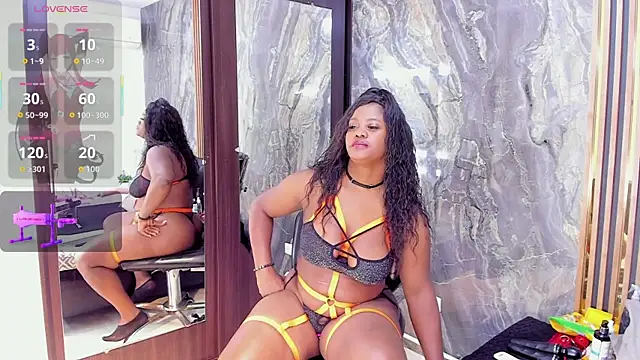 LauraSaenz01 online show from October 5, 2025, 3:41 am