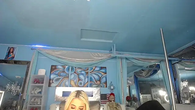 Snapshot of ADRIANNA_FOX chatting on June 7, 2026, 7:13 am ADRIANNA FOX online show from June 7, 2026, 7:13 am