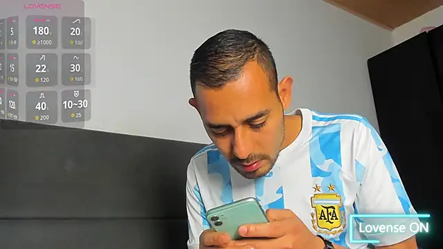 jhonyalzate2 online show from February 25, 2026, 2:23 am