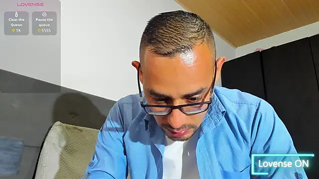 jhonyalzate2 online show from January 14, 2026, 4:16 am